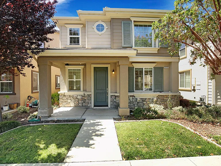 2111 Parkhurst St — Photo 2
