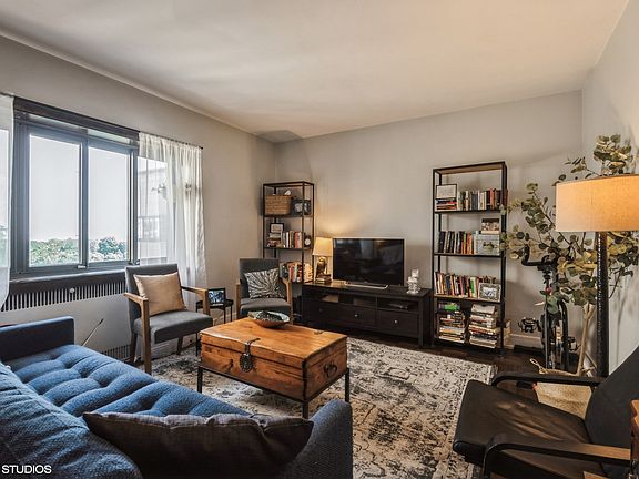 5th image of 5056 N Marine Dr APT D8