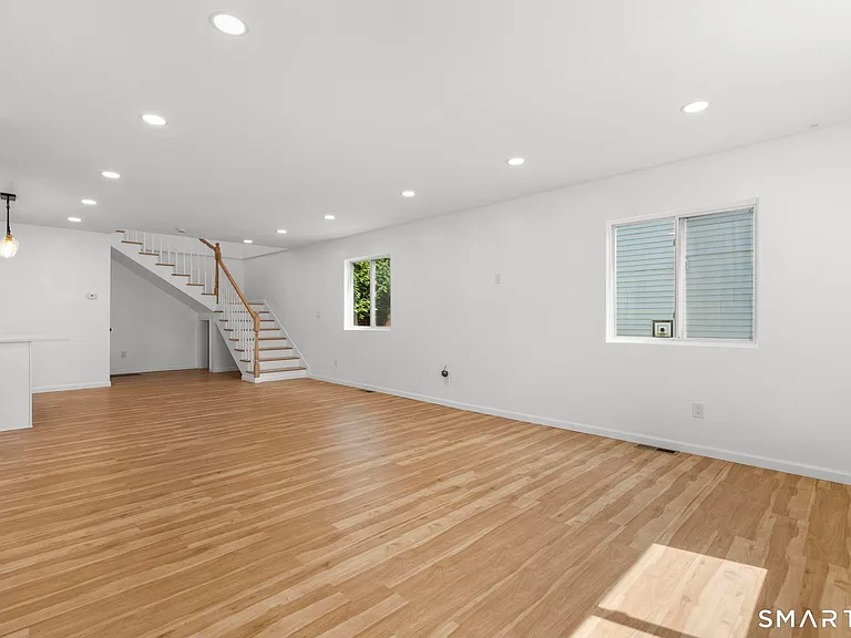 810 Brewster St — Photo 6
