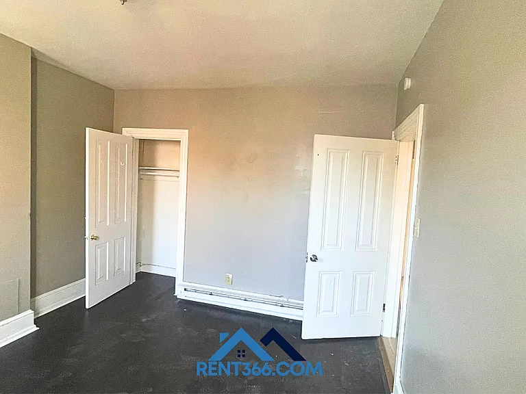 101 N George St — Photo 11