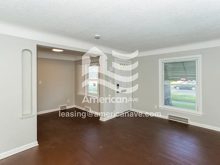 1536709_003_living_room_13904560.jpg