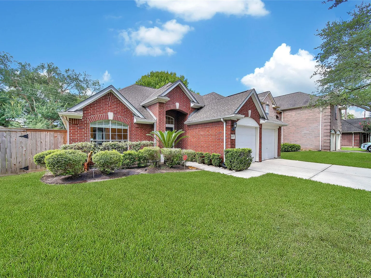 4 bed, 2.0 bath, 2023 sqft, $2,400 — Photo 3