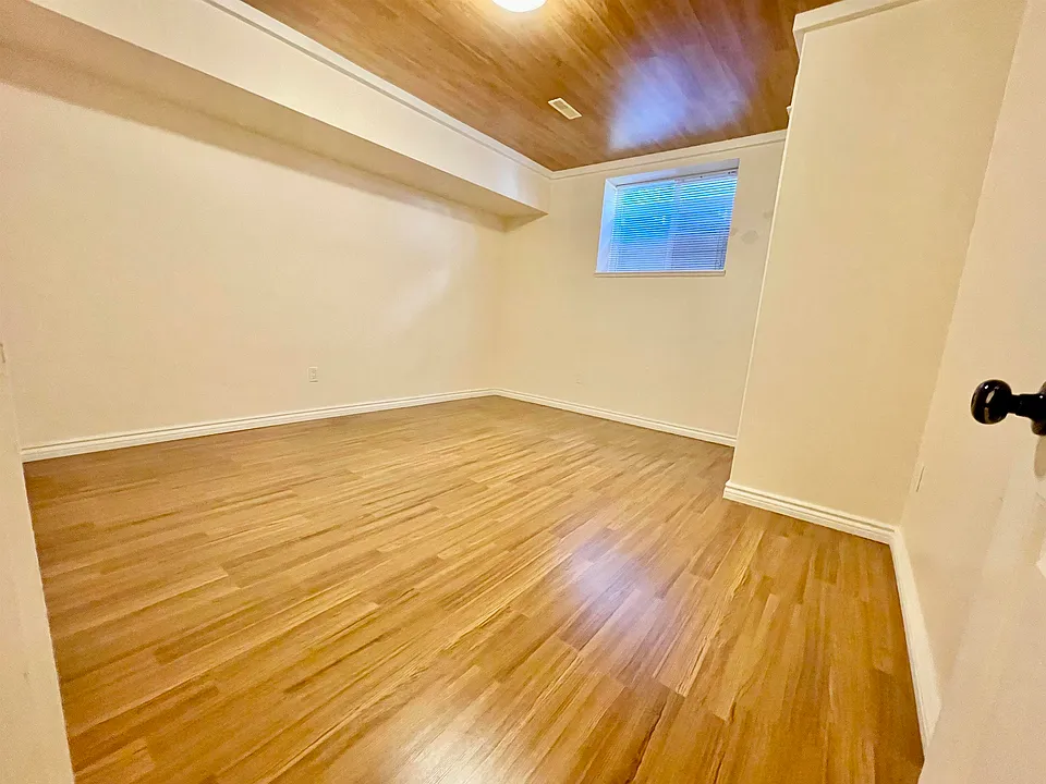 198XX 69a Ave #BASEMENT