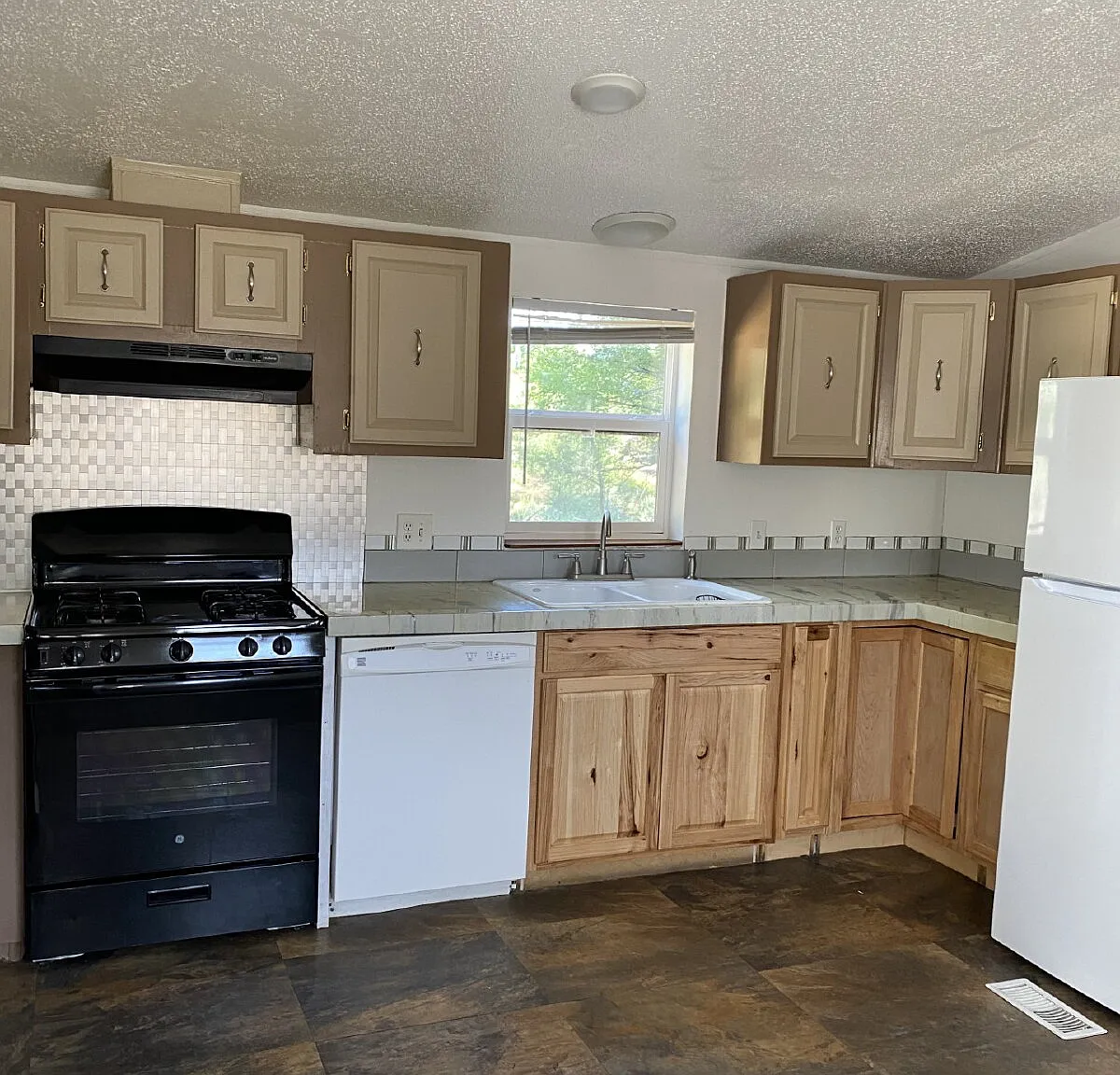 3 bed, 2.0 bath, 1136 sqft, $1,900 — Photo 2