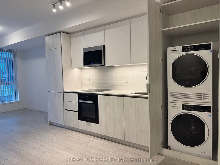 400 King St W #521 — Photo 5
