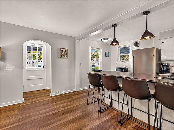 3rd image of 327 Ridgedale Cir