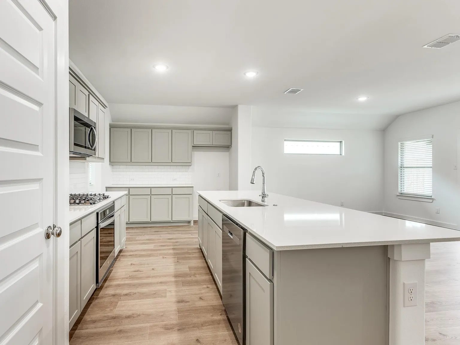 3 bed, 1992 sqft, $2,395 — Photo 4