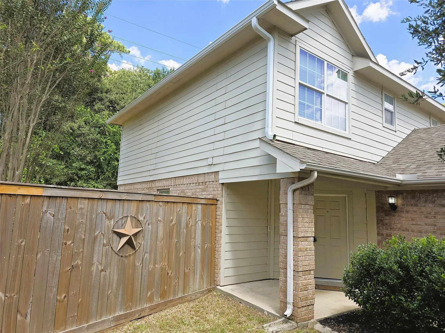 3 bed, 2.5 bath, 1710 sqft, $1,900 — Photo 2