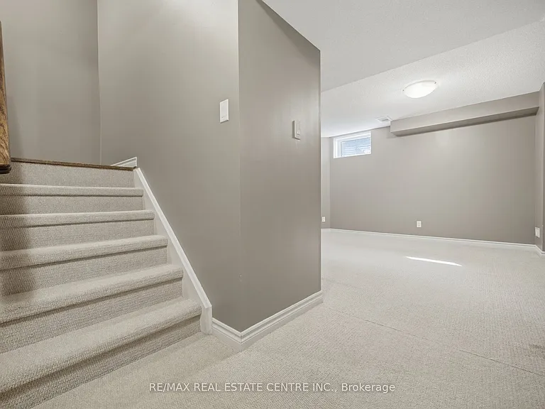 366 Hobbs Cres — Photo 40