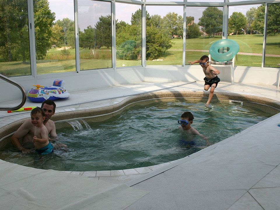 sunroom Viking 9x16' fiberglass pool