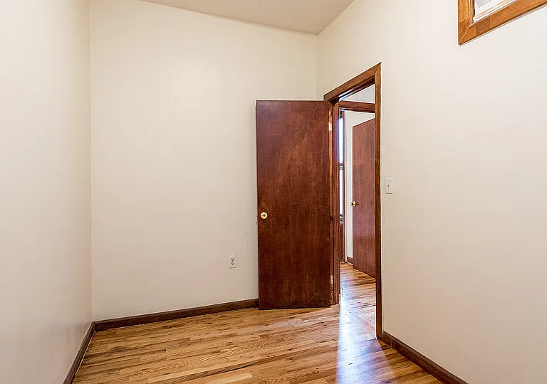 206 Scholes St #13 — Photo 6