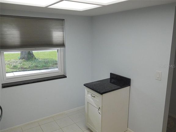 4th image of 1048 Dunrobin Dr APT A