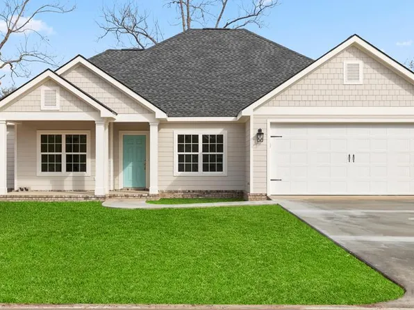 1302 Meadows Ln, Vidalia, GA 30474
