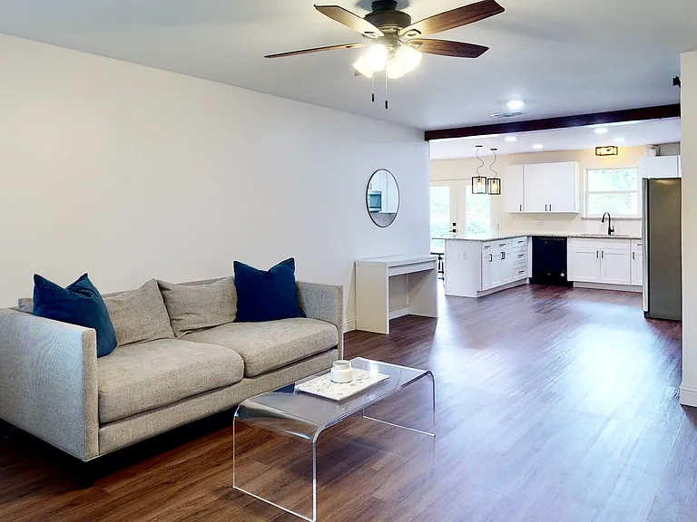 808 Scottsdale Dr — Photo 2