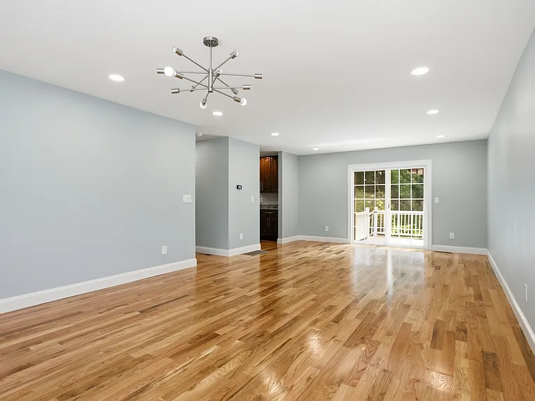 470 Oakville Ave — Photo 14