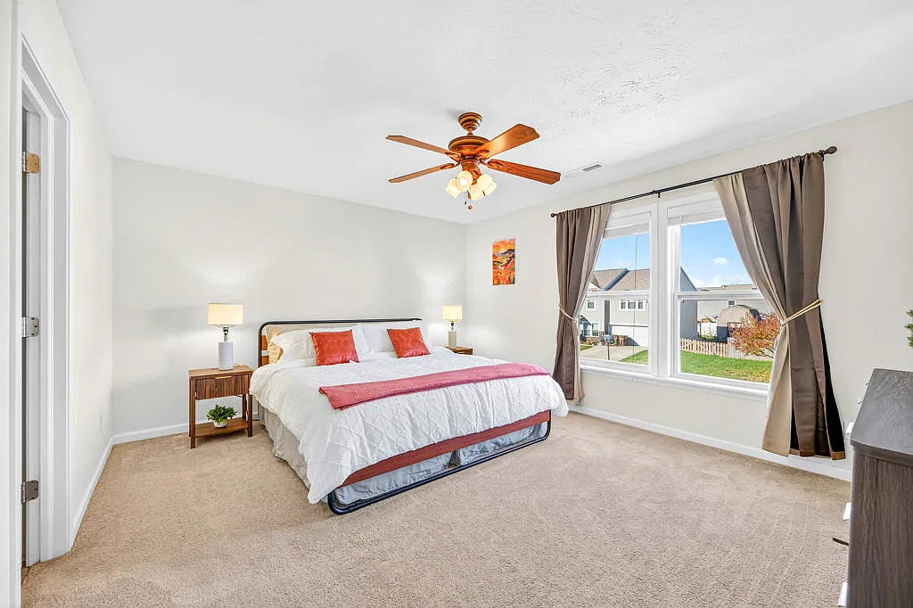 Retreat at Bayview: Furnished 4-Bedroom with 3-Car Garage, Minutes from Cummins — Photo 2