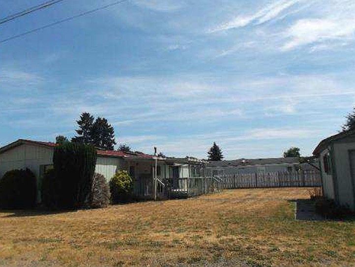 2nd image of 410 203rd Street Ct E
