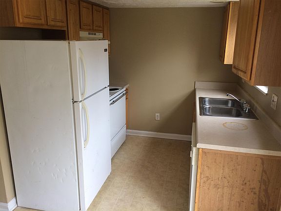 3rd image of 936 Villa Dr APT C