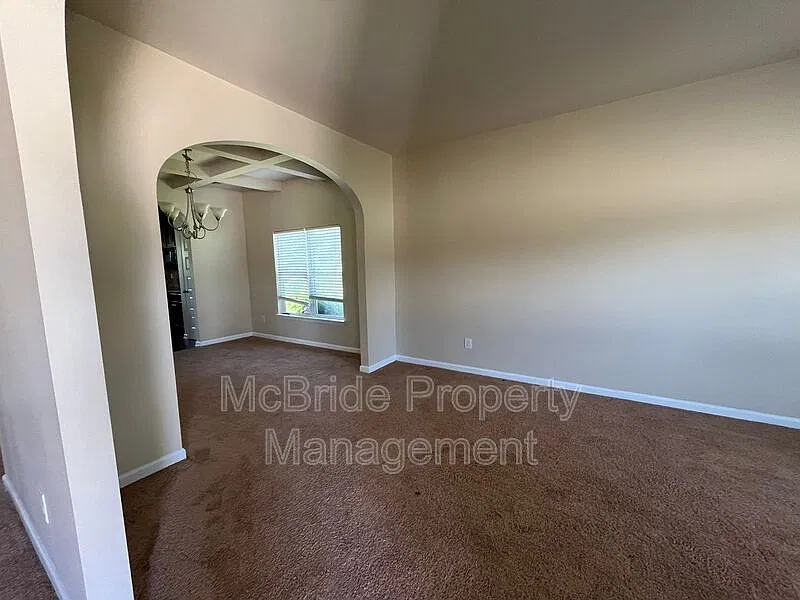 4 bed, 2.5 bath, 2750 sqft, $2,200 — Photo 3
