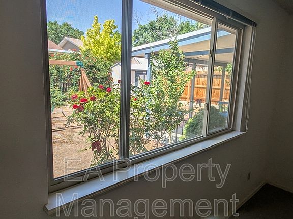 5th image of 6709 Hensch Ave NE