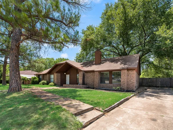 208 E Denton Dr, Euless, TX 76039
