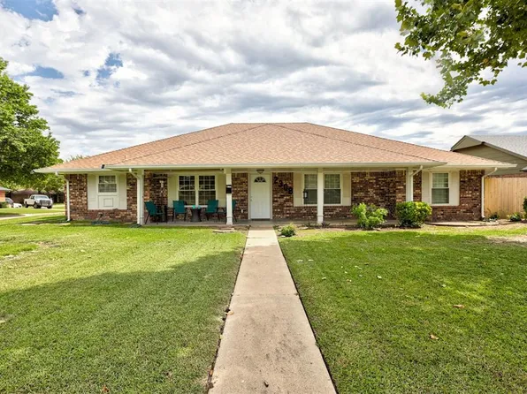 2308 Fox Ave, Moore, OK 73160