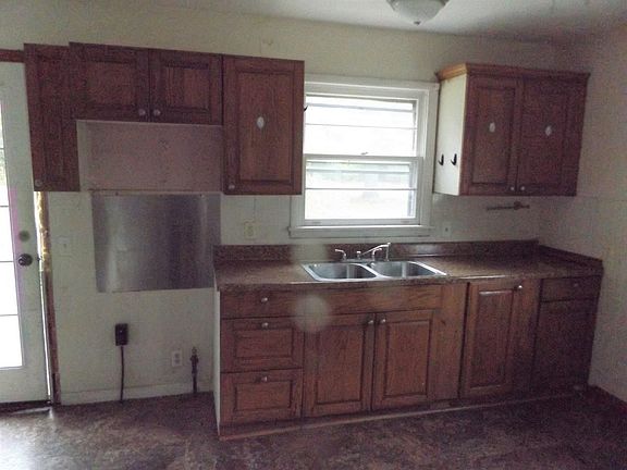 2nd image of 325 Diven Ave
