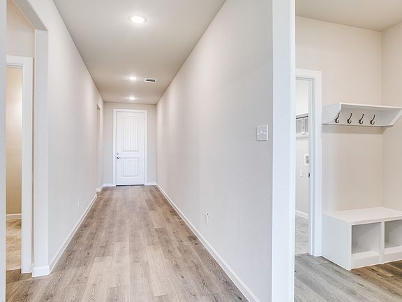 Wide foyer and HovHall