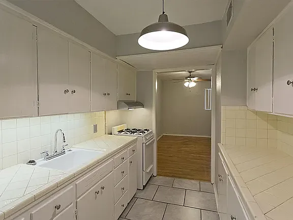 804 N Locust St — Photo 8