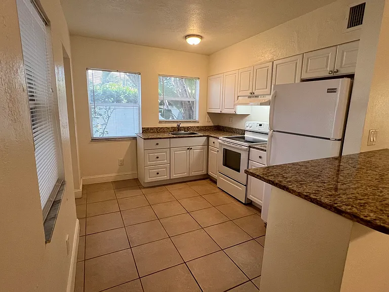 1301 NE 15th St #1 — Photo 5