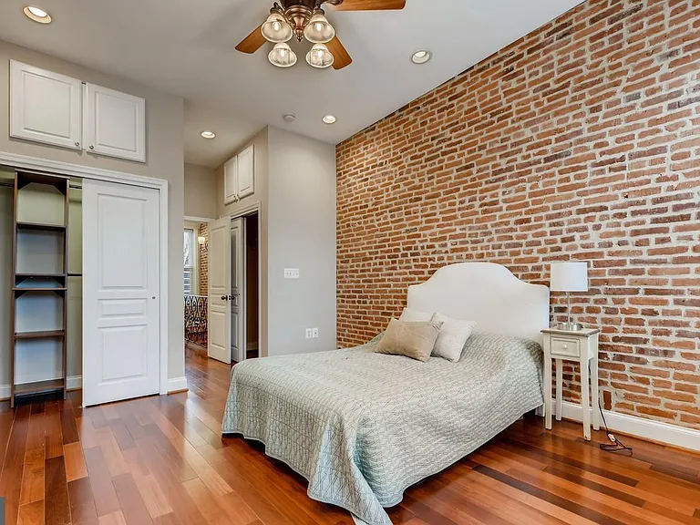 130 W Ostend St — Photo 15