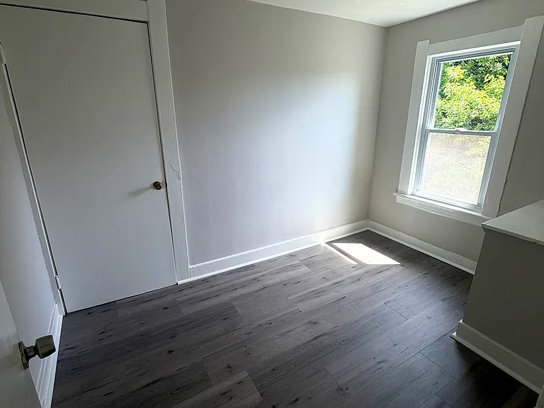 180 Hewitt St — Photo 6