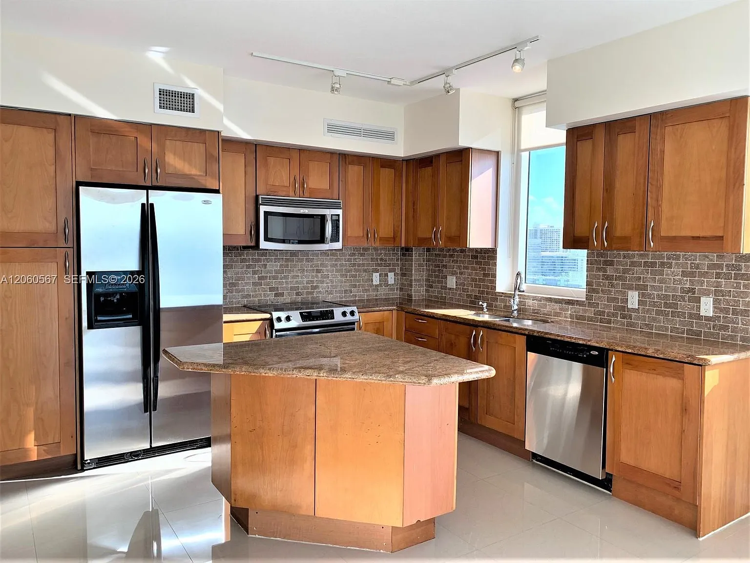 Duo Condominium West — Photo 2