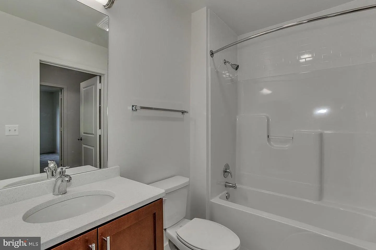 3 bed, 1173 sqft, $3,710 — Photo 2