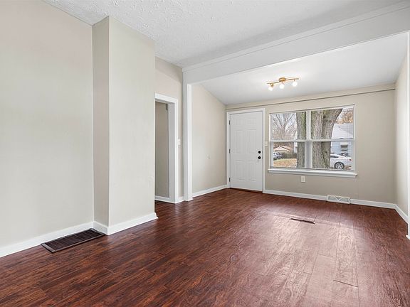 3rd image of 410 N Henrietta Ave