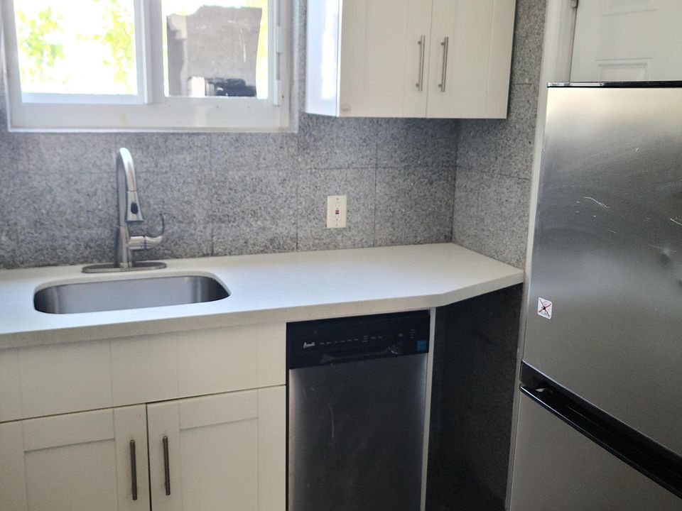 1st image of 900 Pansylvenia Ave #9