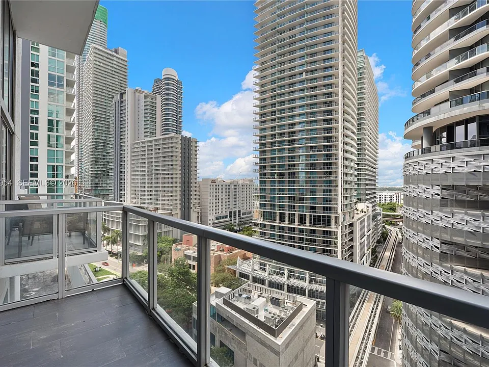 1050 Brickell Ave #1418