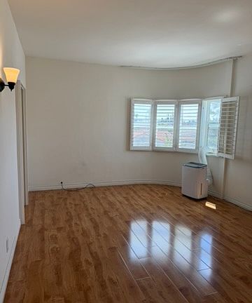 5th image of 839 N Alexandria Ave