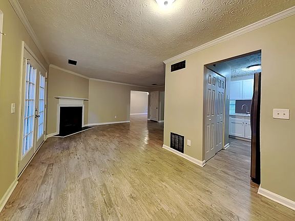 3rd image of 725 Country Manor Way