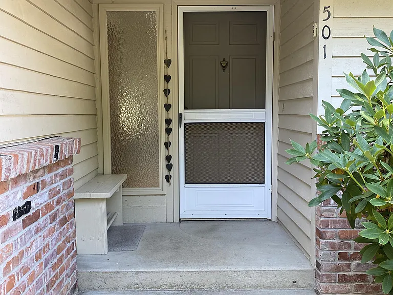 501 E Michelle Dr — Photo 2