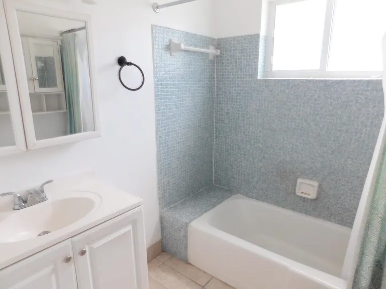 825 NE 6th St #3 — Photo 12