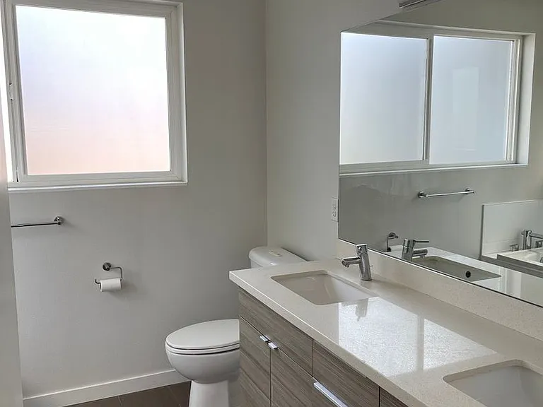6408 Phinney - Located at the top of Phinney Ridge — Photo 21