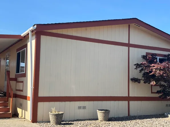 327 Whispering Willow Dr, Grants Pass, OR 97527