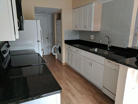 3rd image of 1220 N Knollwood Dr