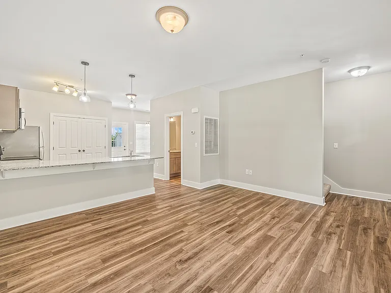 137 N Franklin Ave — Photo 3