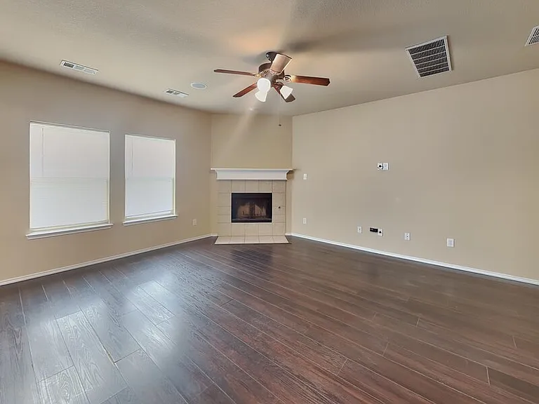 629 Saddleway Dr — Photo 2