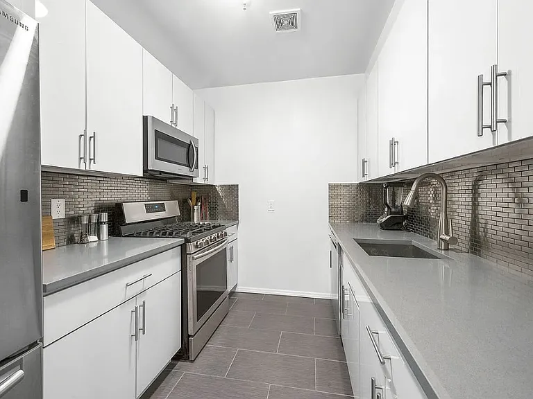 318 Warren St #C15 — Photo 3