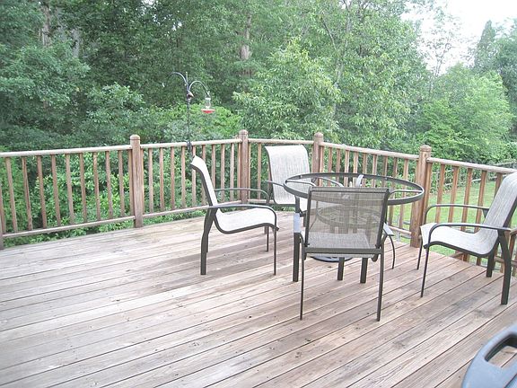 Peaceful deck overlooking woods!