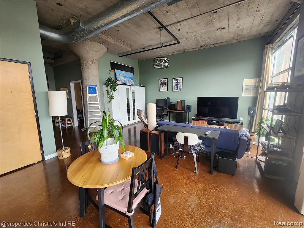 1 bed, 1.0 bath, 822 sqft, $1,900 — Photo 3