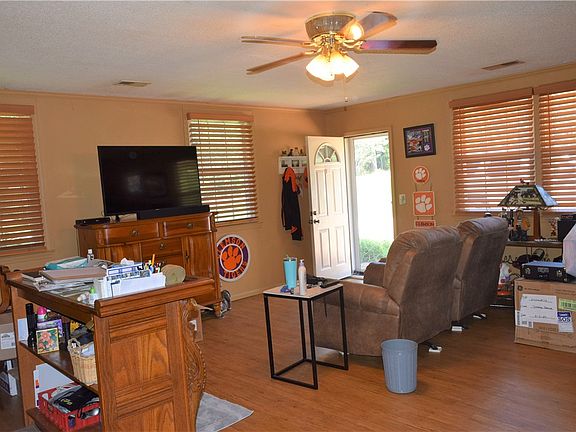 3rd image of 611 Parkwood Dr